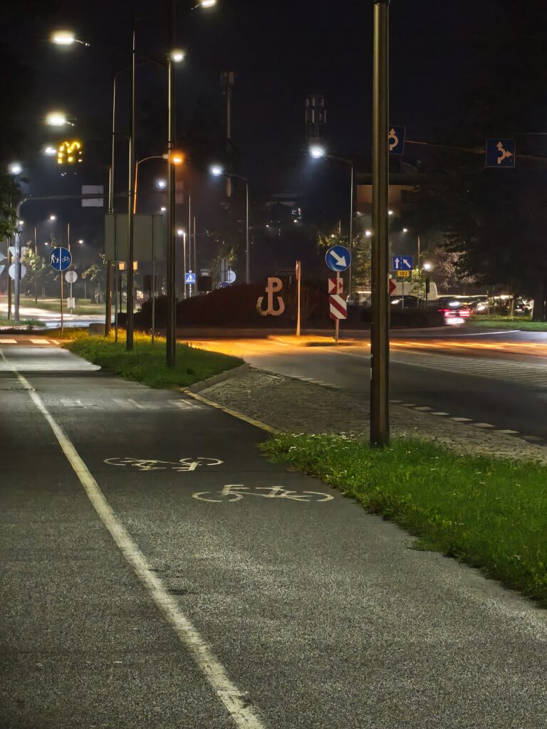 Rondo Polskiego Państwa Podziemnego w Dzierżoniowie, późnym wieczorem
