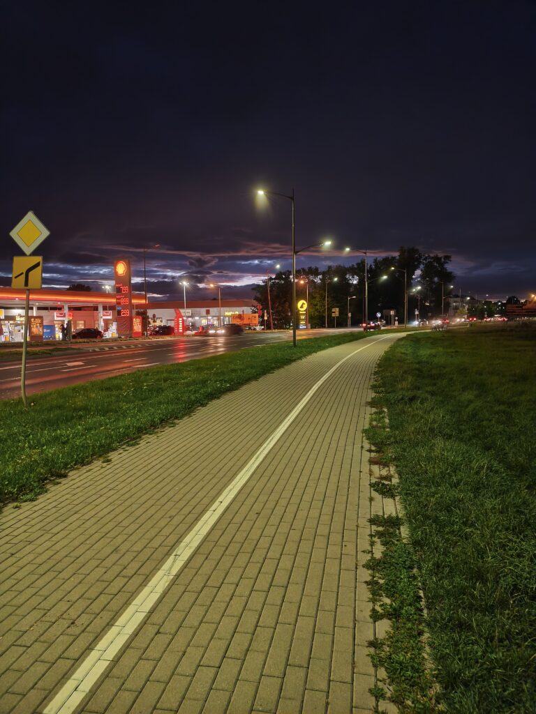 Droga i stacja benzynowa wieczorem
