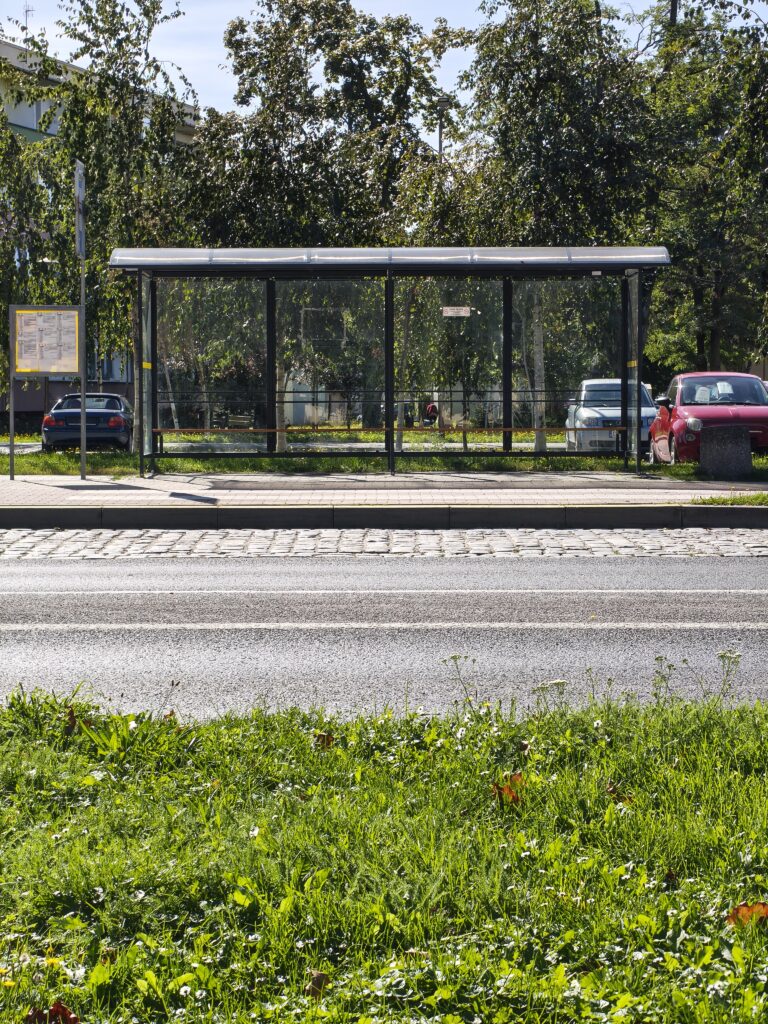 Przystanek autobusowy „Osiedle Błękitne” w Dzierżoniowie -- Przystanek autobusowy „Osiedle Błękitne” w Dzierżoniowie