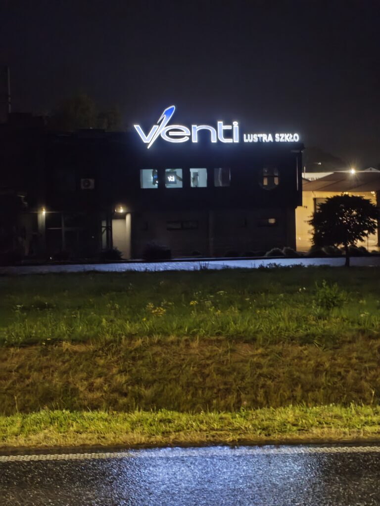 Venti w Dzierżoniowie, późnym wieczorem -- Venti w Dzierżoniowie, późnym wieczorem