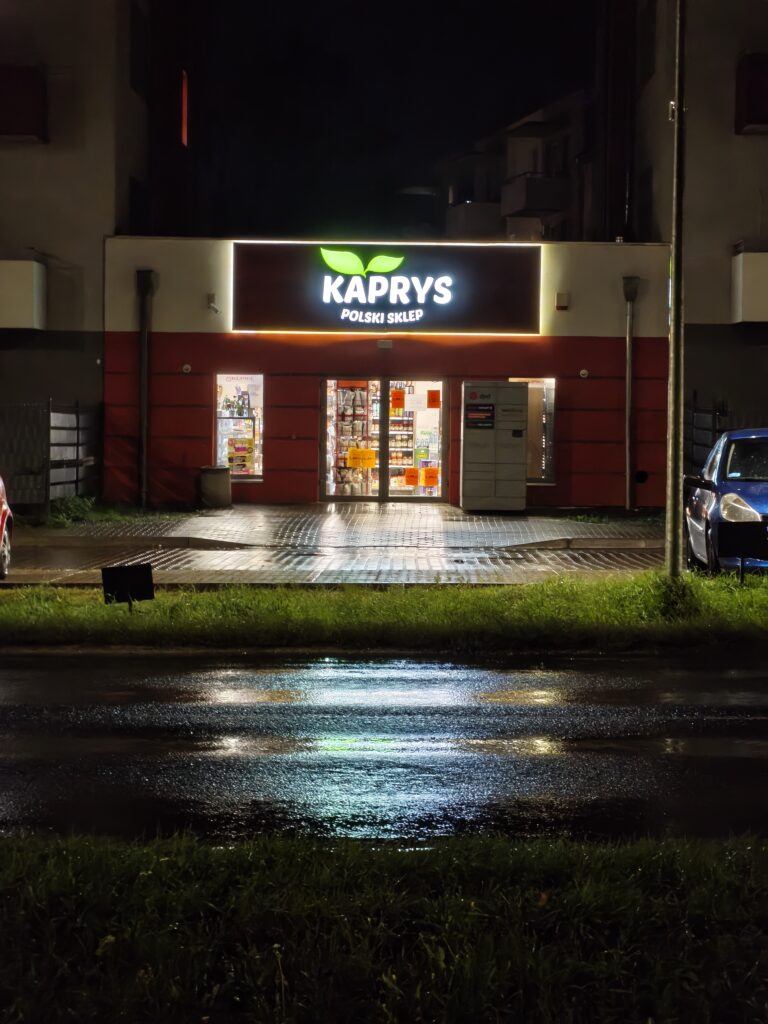 Kaprys w Dzierżoniowie późnym wieczorem -- Kaprys w Dzierżoniowie późnym wieczorem